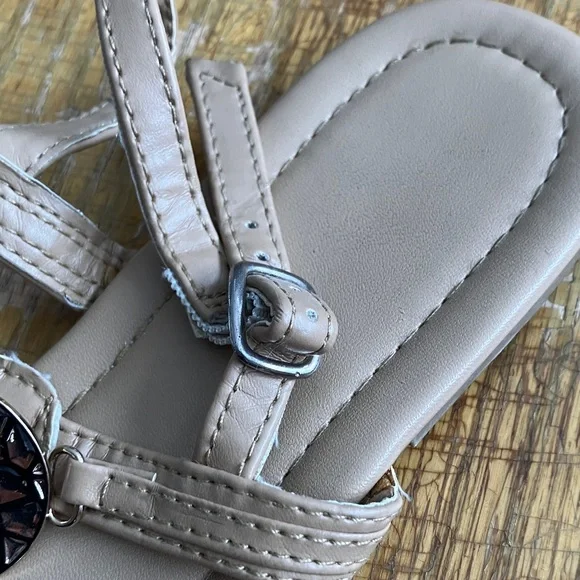 Chic Beige Sandals with Metallic Accents - Picture 3 of 4